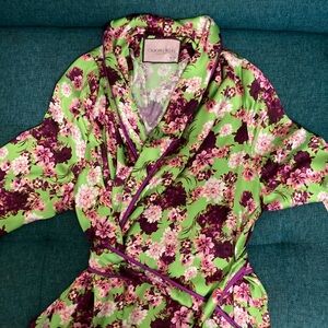 Silky robe style wrap shirt. Giovanna Nicolai. Size 6